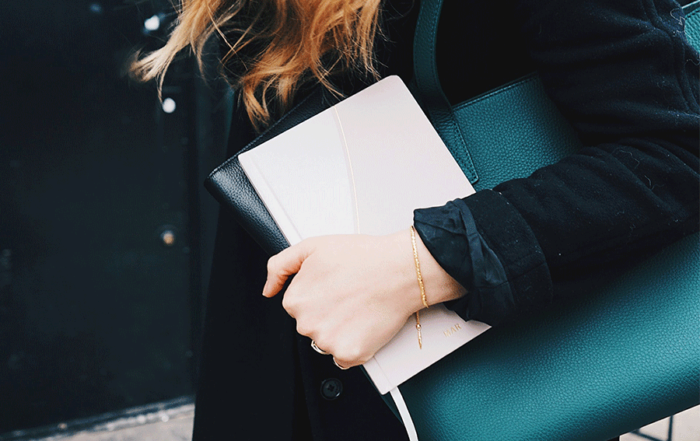 Elleboss.fr la plateforme de l'entreprenariat féminin qui aide les femmes à concrétiser leur envie de changer de métier et de réussir leur reconversion professionnelle pour avoir plus d'équilibre entre leur vie personnelle et professionnelle.